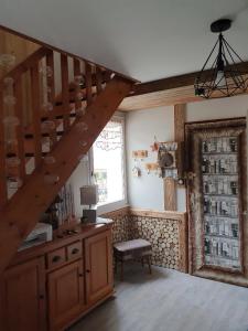 um quarto com uma escada, uma secretária e uma janela em Le Carrousel 4-6p Plein centre em Gérardmer