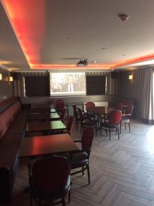 un ristorante con tavoli, sedie e luci rosse di Glendine Inn a Kilkenny