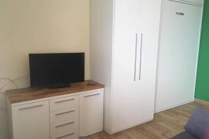 TV i/ili multimedijalni sistem u objektu Lovely modern studio with an incredible view