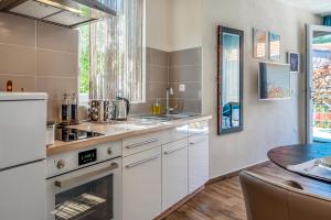 Kuchyňa alebo kuchynka v ubytovaní Apartments Stella Mariela