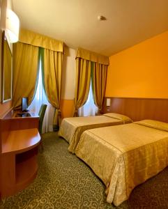 Un pat sau paturi într-o cameră la Hotel Kristall