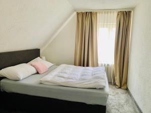 Giường trong phòng chung tại Swiss Hotel Krummen Eich Pratteln Free Parking