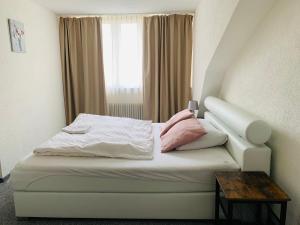 Postel nebo postele na pokoji v ubytování Swiss Hotel Krummen Eich Pratteln Free Parking