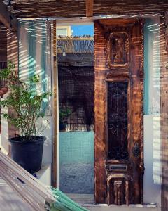 una puerta abierta a una casa con una planta en Casa da Madalena Backpackers Hostel en Faro