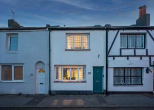 un grupo de casas blancas con puertas y ventanas verdes en Stylish Upper Gardner Street - With Free Parking en Brighton & Hove