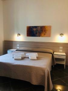 Hotel Nazionale في فلورنسا: غرفة نوم عليها سرير وفوط