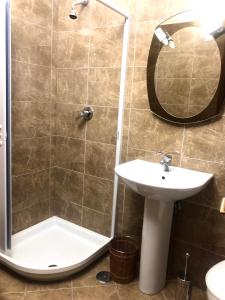 Hotel Nazionale في فلورنسا: حمام مع دش ومغسلة ومرآة