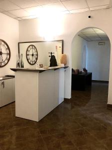 una habitación con un mostrador con un reloj en la pared en Hotel Nazionale en Florence