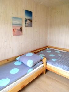 a room with two twin beds in a cabin at Domki Selma in Władysławowo