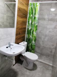 łazienka z toaletą i umywalką w obiekcie Domki Selma we Władysławowie