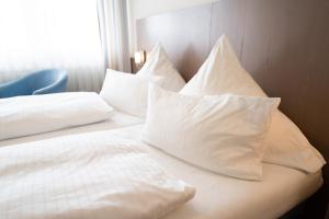 Postel nebo postele na pokoji v ubytování ates Hotel Kehl
