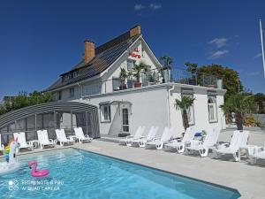 Πισίνα στο ή κοντά στο AL Mare-Villa z Basenem i klimatyzacją w CENIE POBYTU