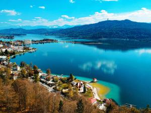 eine Insel inmitten eines großen Sees in der Unterkunft Rooms 73 - Helga Bartos in Pörtschach am Wörthersee