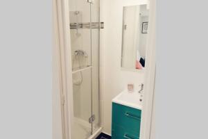 ein Bad mit einer Glasdusche und einem Waschbecken in der Unterkunft Paris 15 min VILLA ORNELLA in Savigny-sur-Orge
