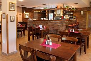 Un restaurant u otro lugar para comer en Hotel Laguna Slapy