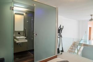 un bagno con lavandino e specchio di Seaside Maisonette in Itea a Itea
