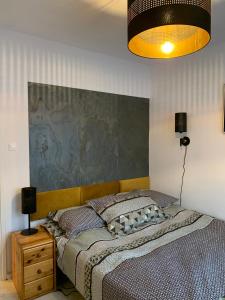 een slaapkamer met een bed met een groot hoofdeinde bij Perfect location two bedrooms with balkony in Warschau