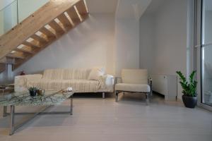 Area soggiorno di Seaside Maisonette in Itea