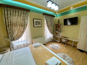 TV a/nebo společenská místnost v ubytování Vila A Hotel