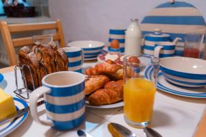 Opciones de desayuno para los huéspedes de Polrunny Farm Elderberry Cottage with sea view