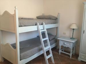 Двухъярусная кровать или двухъярусные кровати в номере Residence "Gli Oleandri"