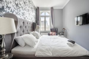 ein weißes Schlafzimmer mit einem großen Bett und einem Fenster in der Unterkunft Nador Boutique- Best Location, By BQA in Budapest