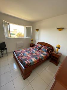 1 dormitorio con cama y ventana en Cocooning, en Torreilles