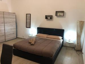 1 dormitorio con 1 cama grande y 2 lámparas en Civico10, en Sassari