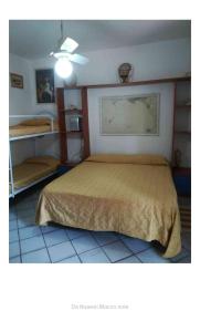 サン・フェリーチェ・チルチェーオにあるLa Locanda di Circeのベッドルーム1室(黄色のベッドカバー付)