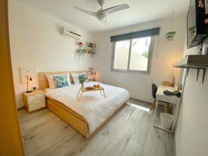 - une chambre avec un lit et une table dans l'établissement Chromata Holiday Apartment, à Paralímni