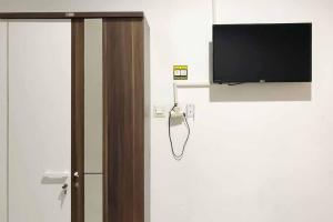 TV a/nebo společenská místnost v ubytování SAS Guest House Mitra RedDoorz At Darmo Park 2 Surabaya + 1 fotografie