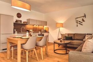 A kitchen or kitchenette at Adler Lodge D3 by AA Holiday Homes Még 11 kép
