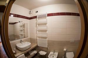 A bathroom at Hotel Carlone