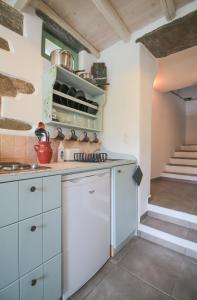 Una cocina o kitchenette en Cherry Tomato - Traditional village home near beach