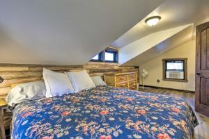 מיטה או מיטות בחדר ב-Inviting Irma Cottage with Silver Lake Access!