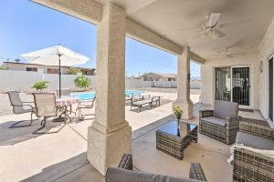 een patio met een tafel en stoelen en een parasol bij Bright Lake Havasu City Abode with Private Pool in Lake Havasu City