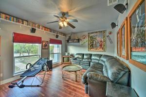 Χώρος καθιστικού στο Sprawling Mico Retreat with Panoramic Views!