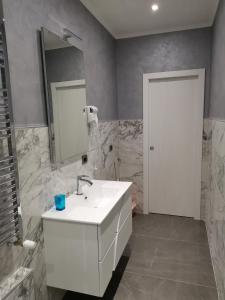uma casa de banho com um lavatório branco e um espelho. em CAV Black Pearl by People em Turim