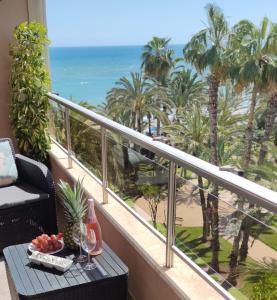 balcone con tavolo e vista sull'oceano di La Playa Blanca7, El Palmeral, BEACH, SEA VIEW, POOL, WIFI a Torrevieja