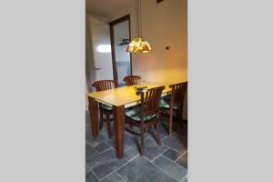 comedor con mesa de madera y sillas en Hemels paradijs in La Roche en Ardenne te Cielle, en La-Roche-en-Ardenne