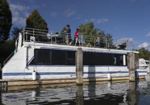 Riverscapes heated houseboat BLUEBIRD