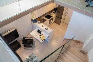 vista sul soffitto di una cucina con scrivania e sedia di Seaside Maisonette in Itea a Itea