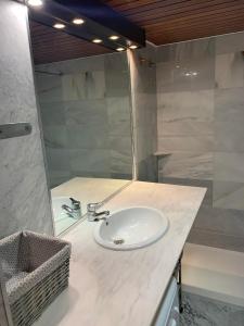 Łazienka w obiekcie Pisos con piscina de temporada corta estancia