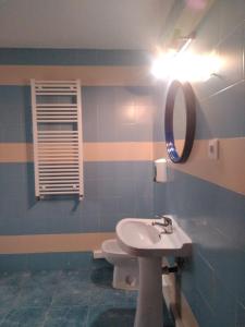 a bathroom with a sink and a mirror at Pension Carretero in Cáceres