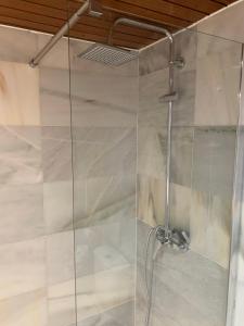 Łazienka w obiekcie Pisos con piscina de temporada corta estancia