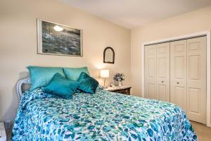Un ou plusieurs lits dans un hébergement de l'établissement Charming Charlottesville Apt with Outdoor Space!