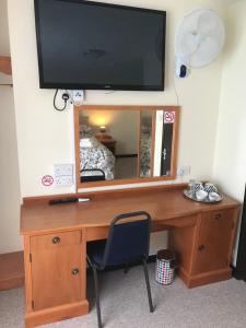 TV a/nebo společenská místnost v ubytování Dolphin Hotel Public House Weymouth