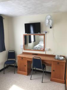 TV a/nebo společenská místnost v ubytování Dolphin Hotel Public House Weymouth