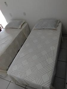 uma cama individual num quarto com em Pousada Bela Vista de Mateiros em Mateiros