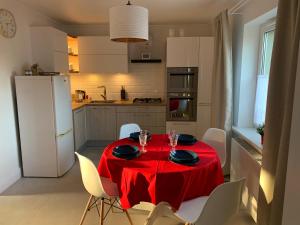 cocina con mesa y mantel rojo en Apartament PREMIUM Karpacz en Miłków